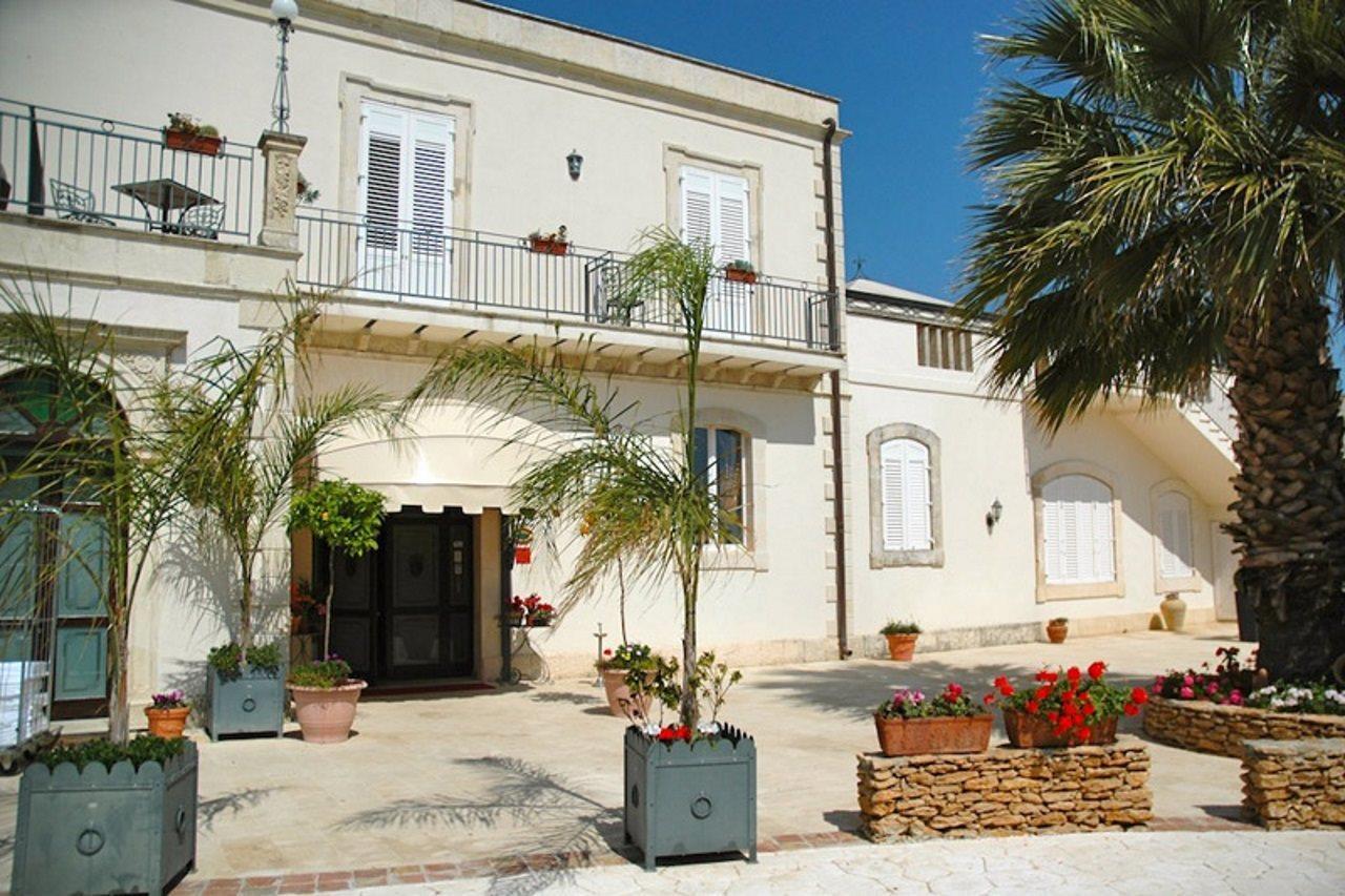 Charme Hotel Villa Principe Fitalia 法努撒 外观 照片