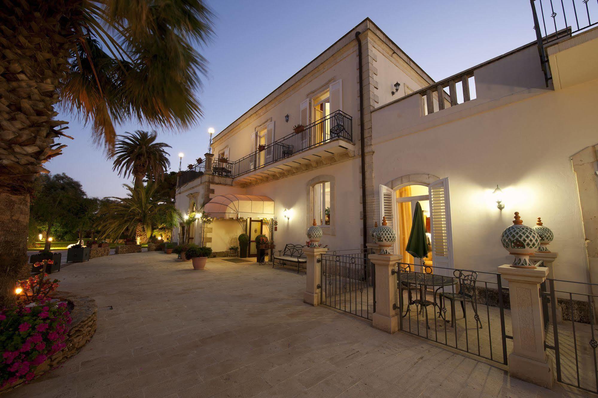 Charme Hotel Villa Principe Fitalia 法努撒 外观 照片